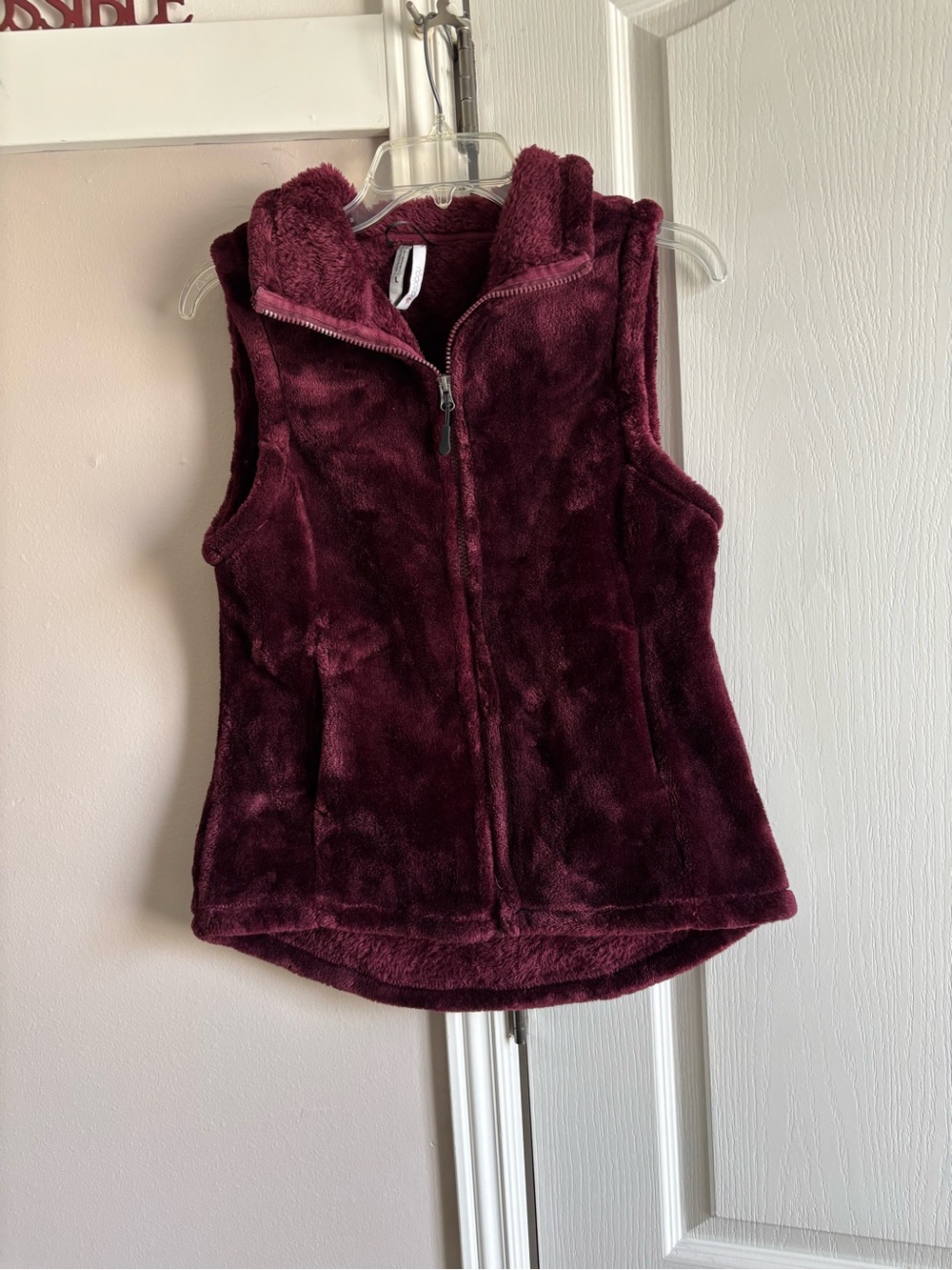 Ideology Plush Zip-Up Hooded Vest in Burgundy